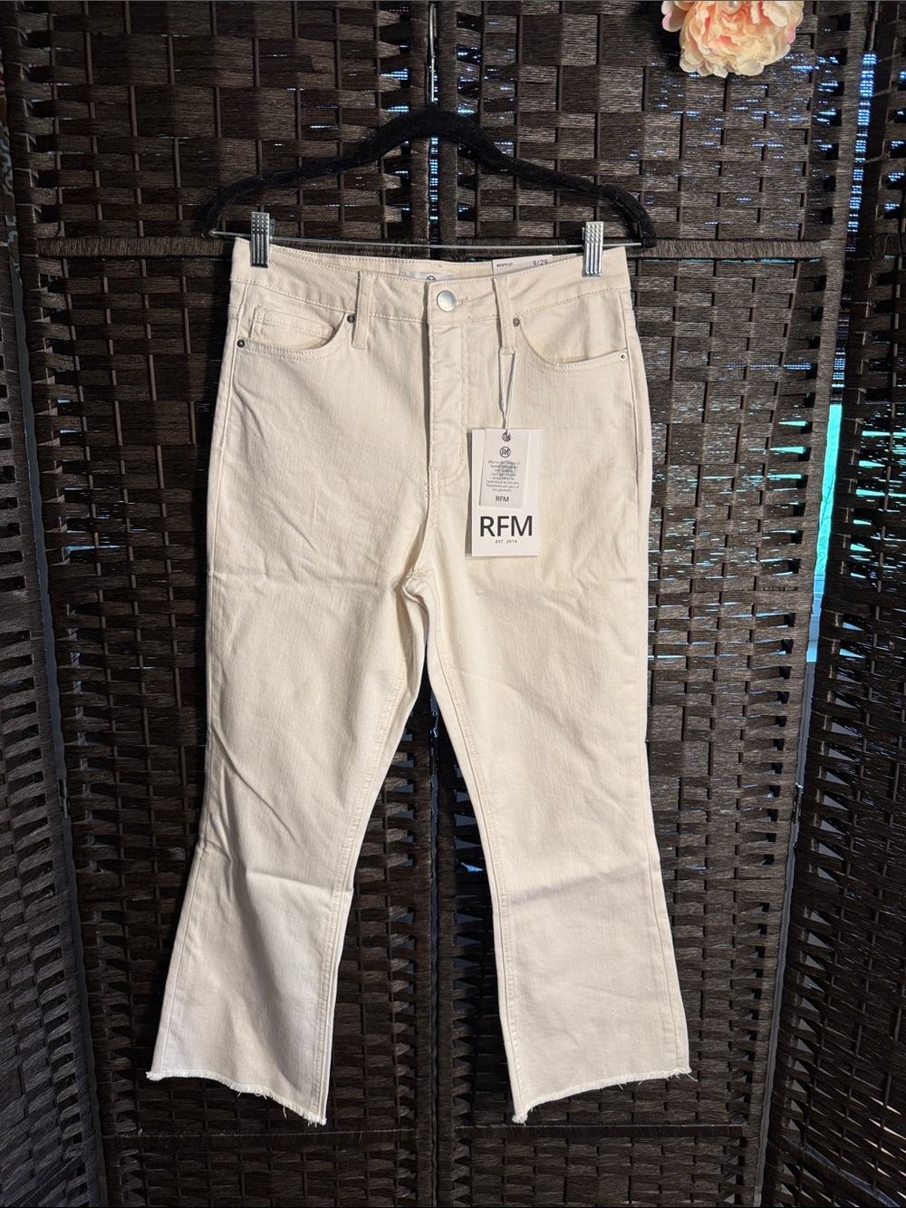 Women’s Cream Boot-Cut JeansRFM MIA Bootcut Frayed Hem Cropped Jeans size 9/29